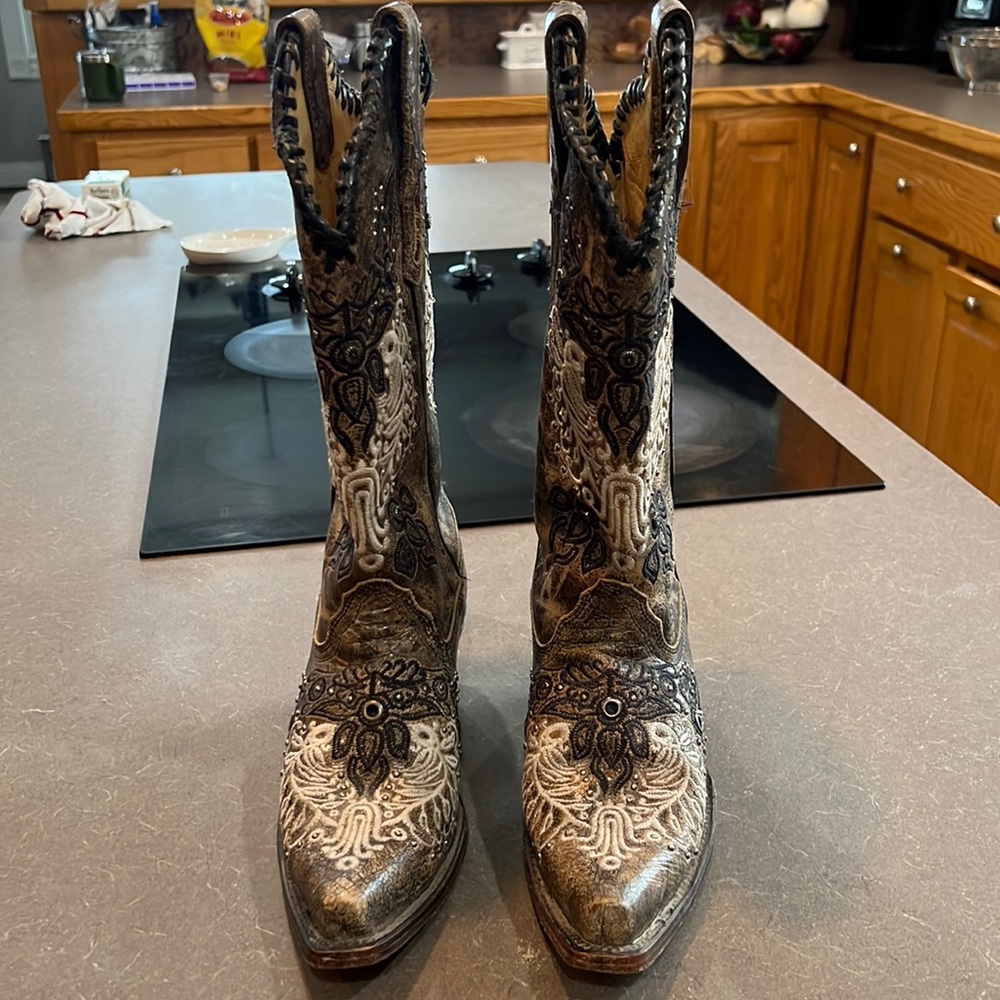 Beautiful Vintage Womens Corral Boots. Like New condition. Size 7.